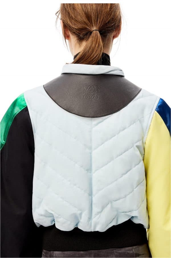 Chaqueta bomber en algodón con manga circular 1.900€ Color: Multicolor Chaqueta bomber acolchada sin cuello en toile de algodón y satén de viscosa colour-block con manga circular y puños y bajo elásticos. Incluye una bufanda cruzada acolchada extraíble. Corte regular Cierre de cremallera Bolsillos laterales Repelente al agua Panel de piel de ternera con Anagrama en relieve