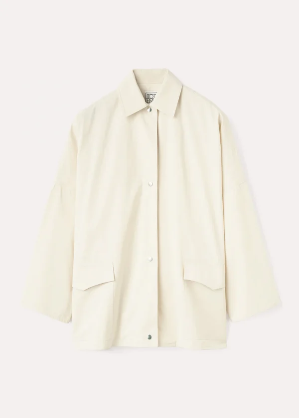 TOTEME SS23 OUTERWEAR 232 1035 206 WASHED COTTON OVERSHIRT JACKET VANILLA Front GB 1080x