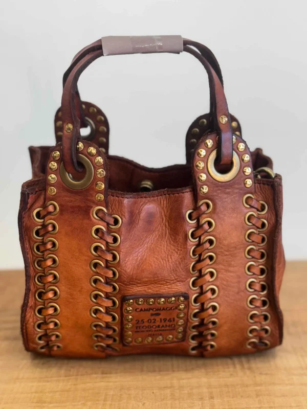 bolso-campomaggi-mano-cognac