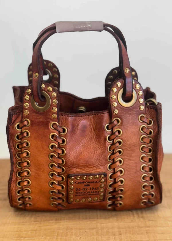 bolso-campomaggi-mano-cognac