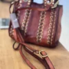 bolso-campomaggi-mano-cognac