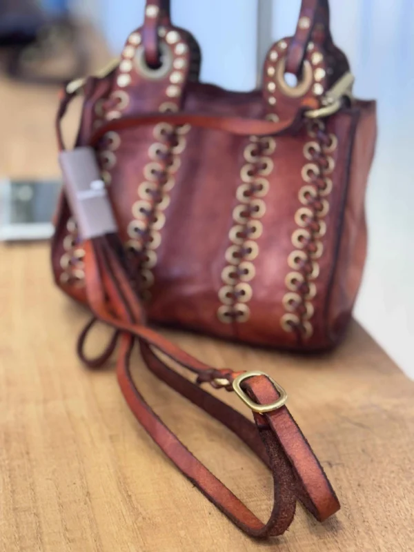 bolso-campomaggi-mano-cognac