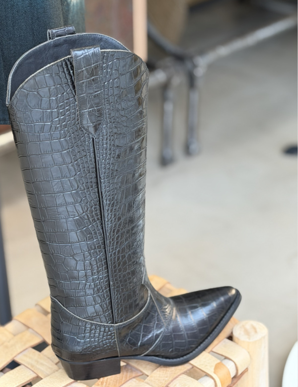 bota alta liviana conti